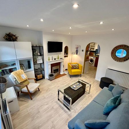 Entire 3 Bed House Weybridge Brooklands, London Villa Byfleet Buitenkant foto