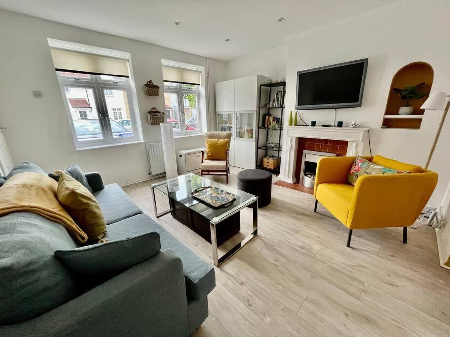 Entire 3 Bed House Weybridge Brooklands, London Villa Byfleet Buitenkant foto