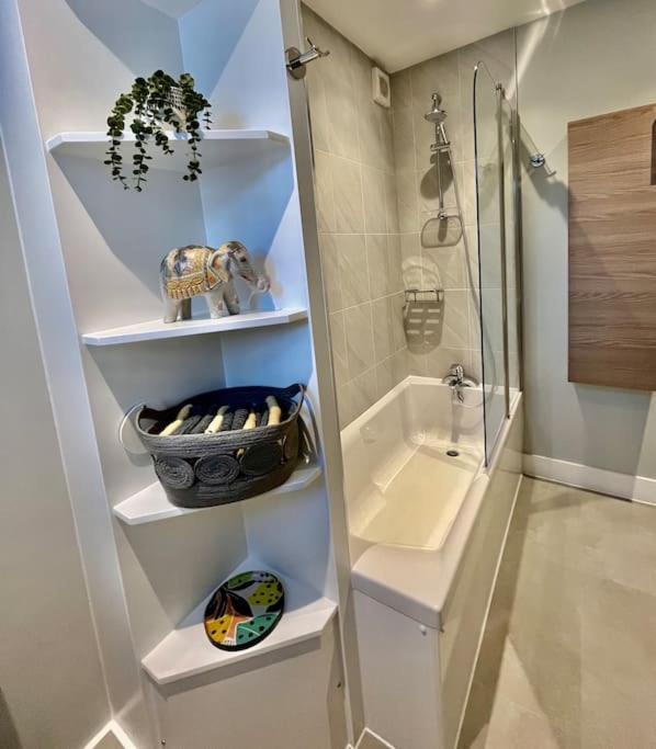 Entire 3 Bed House Weybridge Brooklands, London Villa Byfleet Buitenkant foto