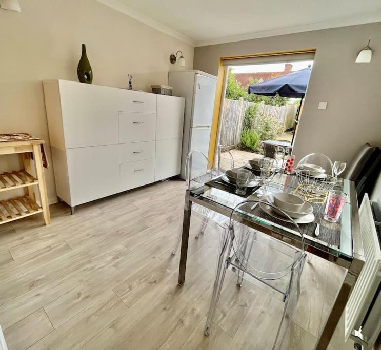 Entire 3 Bed House Weybridge Brooklands, London Villa Byfleet Buitenkant foto