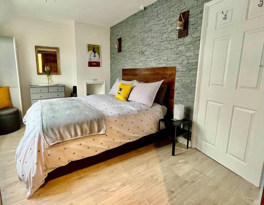 Entire 3 Bed House Weybridge Brooklands, London Villa Byfleet Buitenkant foto