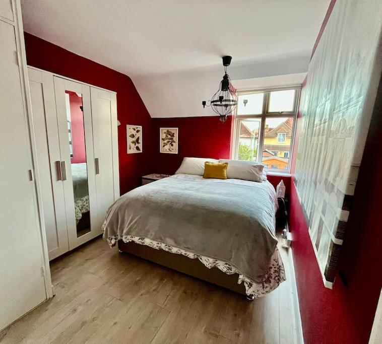 Entire 3 Bed House Weybridge Brooklands, London Villa Byfleet Buitenkant foto