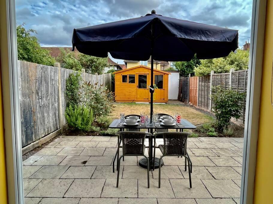 Entire 3 Bed House Weybridge Brooklands, London Villa Byfleet Buitenkant foto