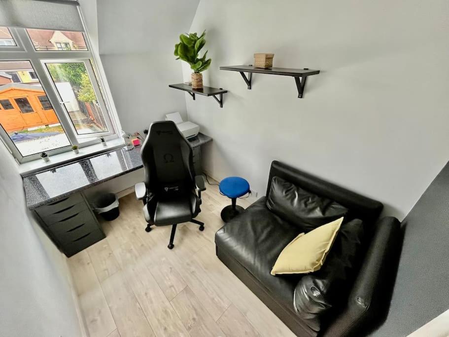 Entire 3 Bed House Weybridge Brooklands, London Villa Byfleet Buitenkant foto